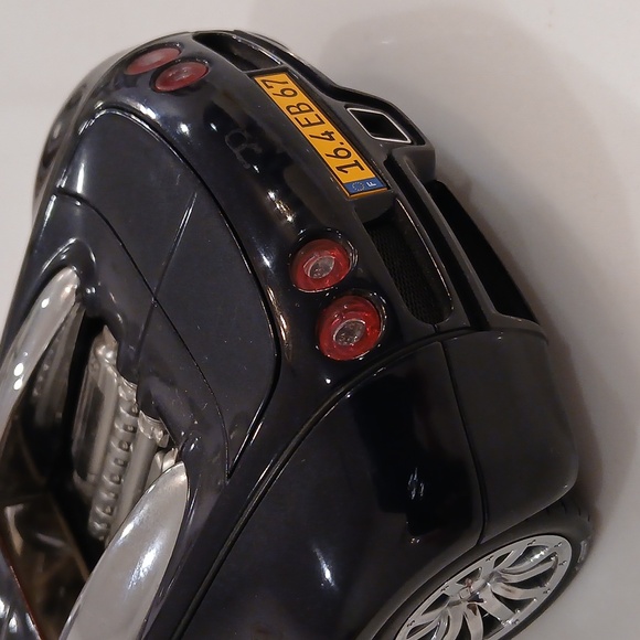 1/18 AUTOart Bugatti EB 16.4 Veyron Production Car Black and Blue - Picture 6 of 7